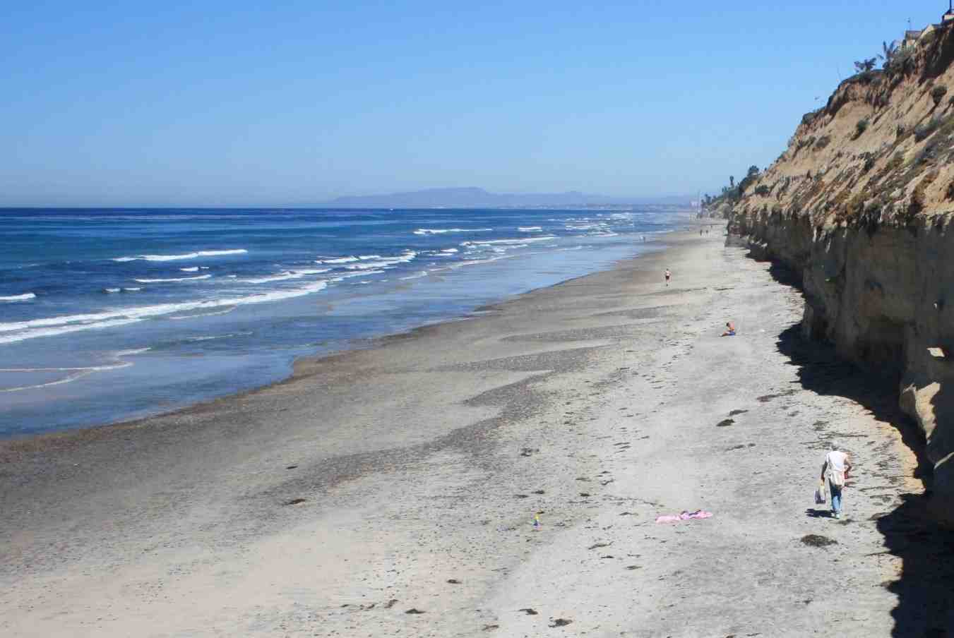 How many people live in the city of Encinitas?