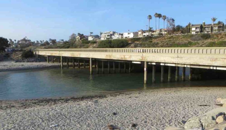 Does Encinitas have a pier?