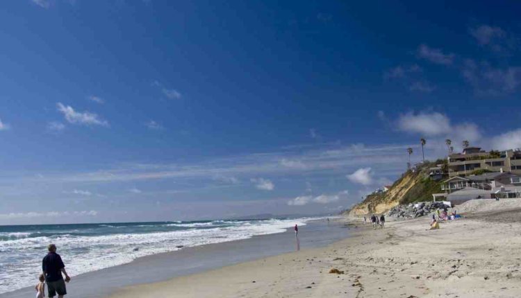 How far is Encinitas from the ocean?