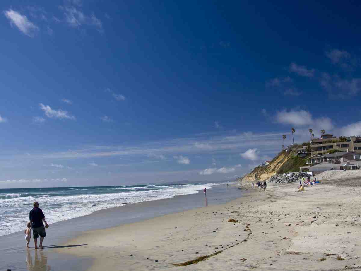 How far is Encinitas from the ocean?