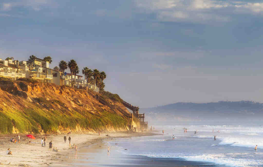 Does Encinitas have a pier?