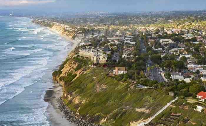 How close is Encinitas to the ocean?