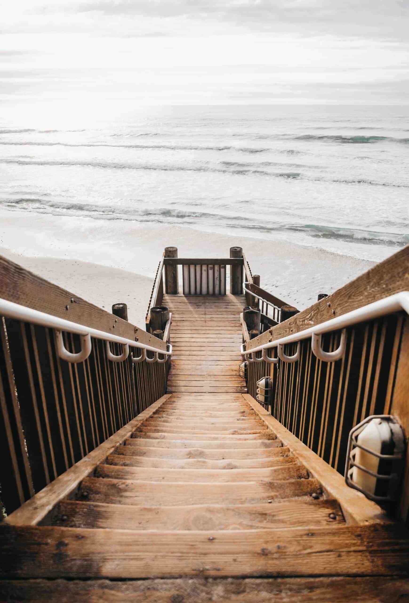 How far is Encinitas from the ocean?