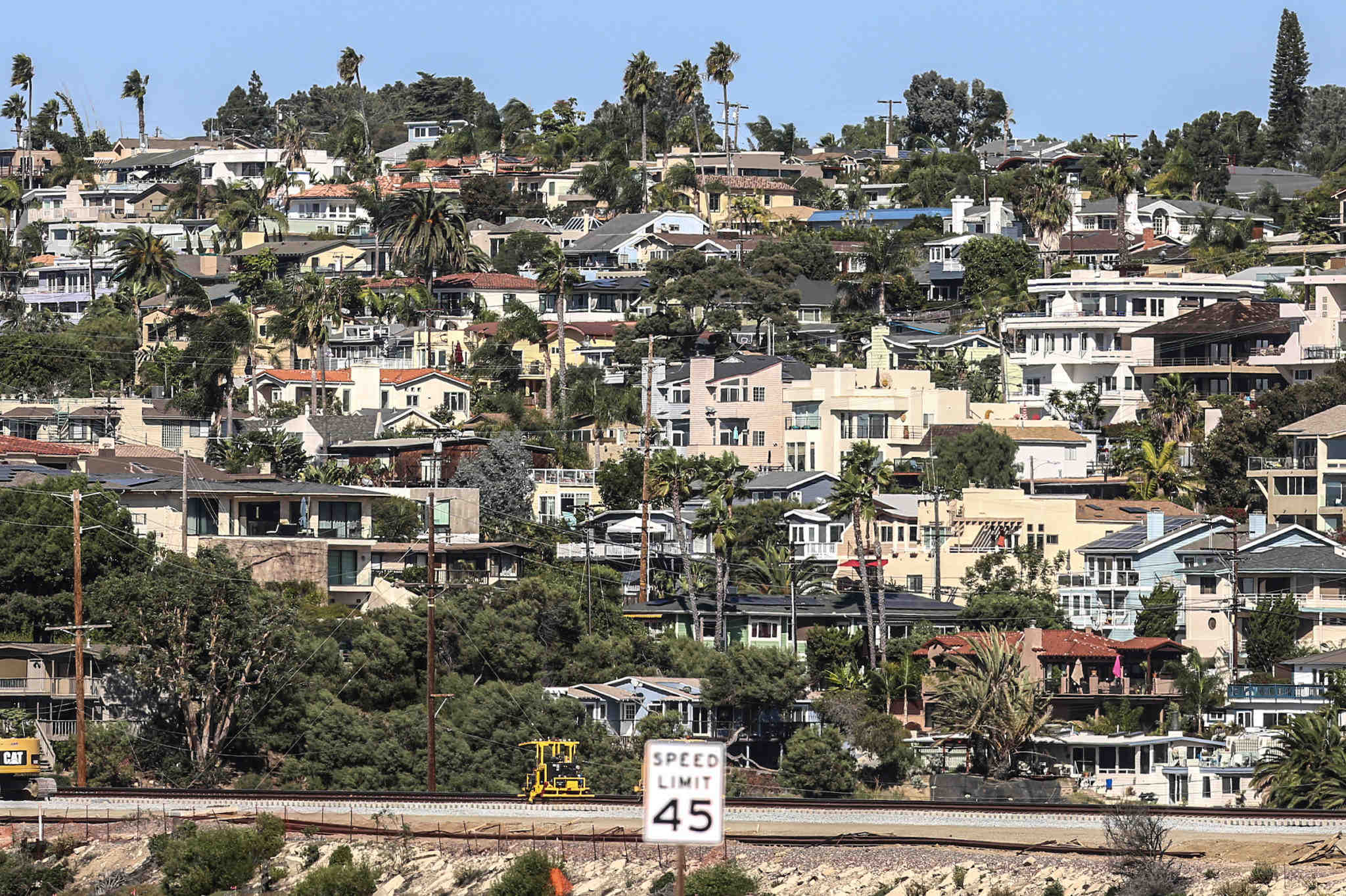 What are the demographics of Encinitas CA?