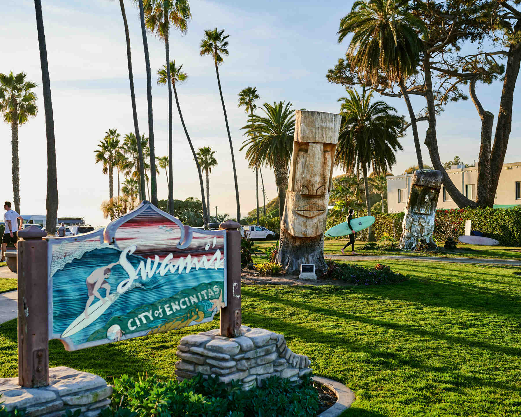 Which is better Pacific Beach or La Jolla?