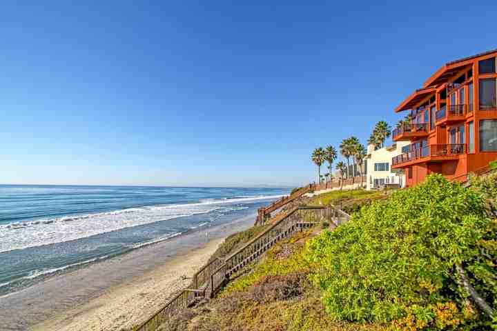 Can you drink alcohol at Moonlight Beach?