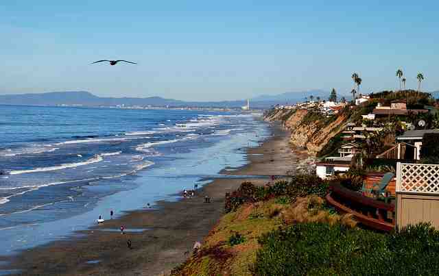 Is Moonlight Beach good for beginner surfers?