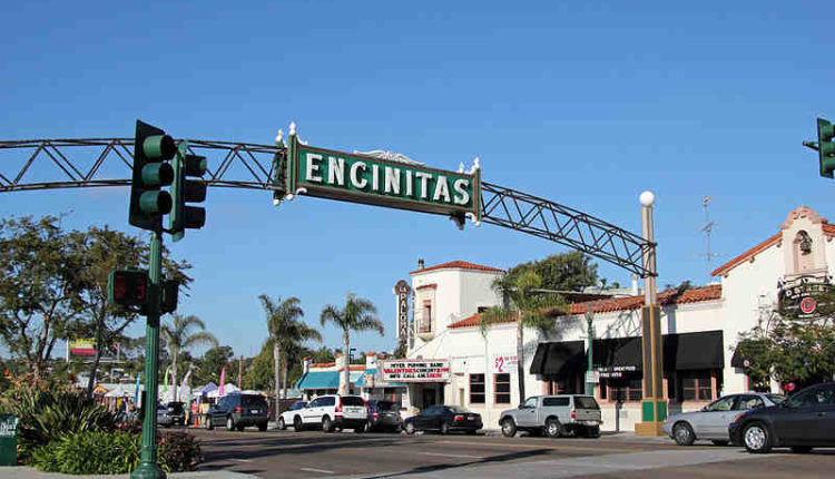 What type of people live in Encinitas?
